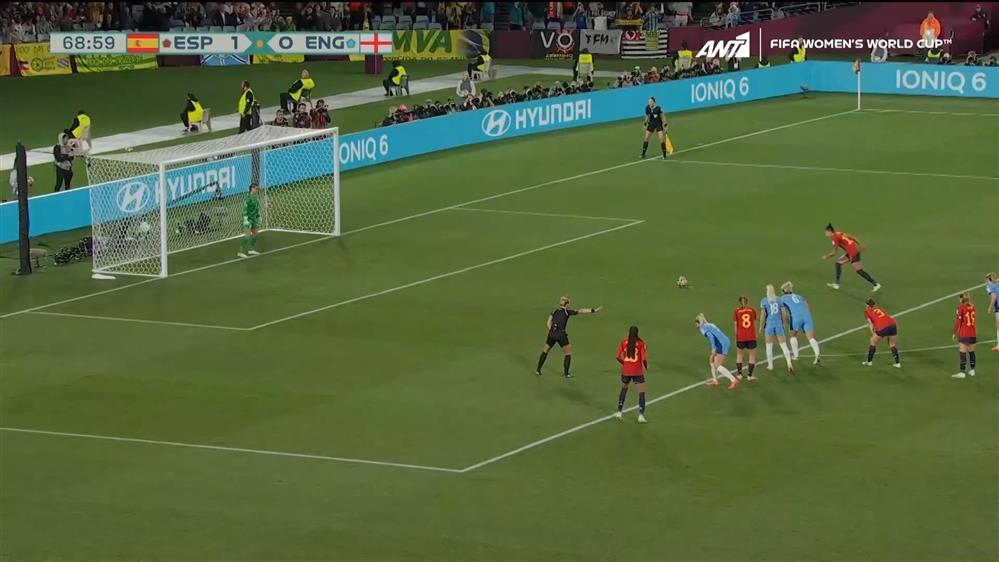 Ισπανία - Αγγλία | Το VAR δίνει πέναλτι για την Ισπανία, αλλά η Ερπς πέφτει σωστά και σταματά την Ερμόσο