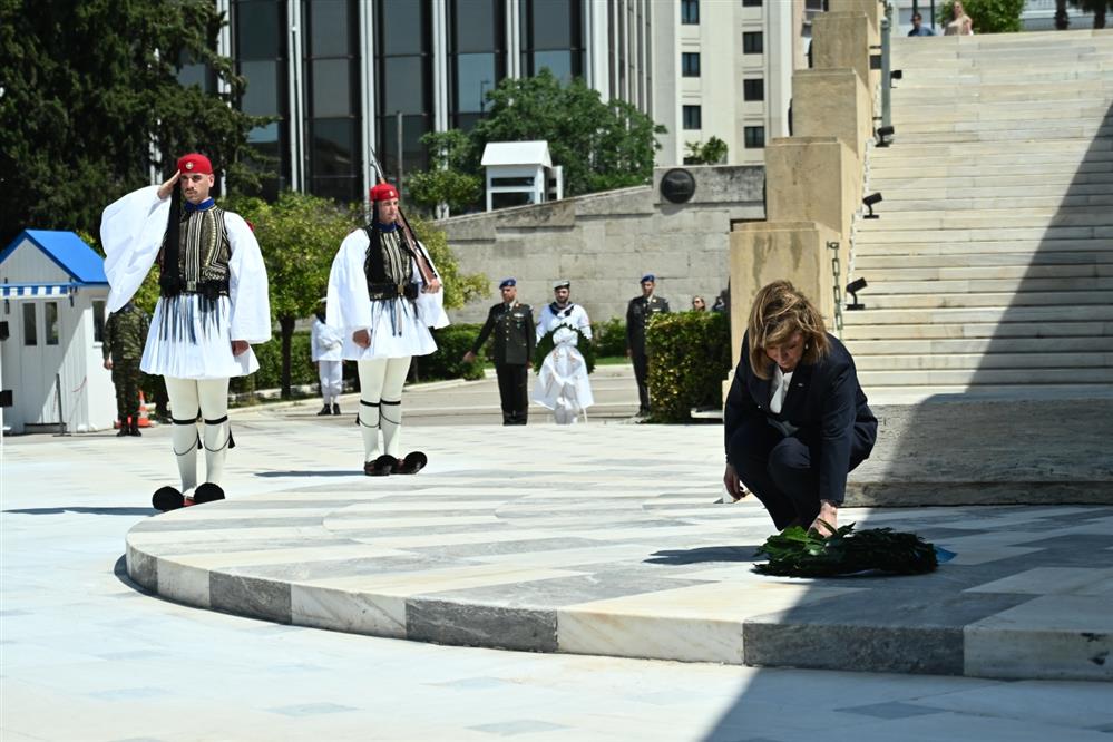 Σακελλαροπούλου - κατάθεση στεφάνου - Αγνωστος Στρατιώτης