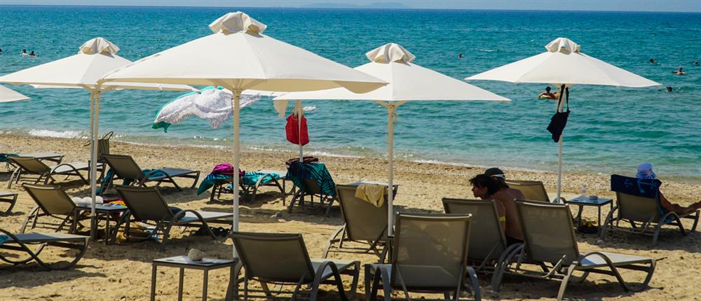 Παραλίες, λουόμενοι, κόσμος σε ξαπλώστρες