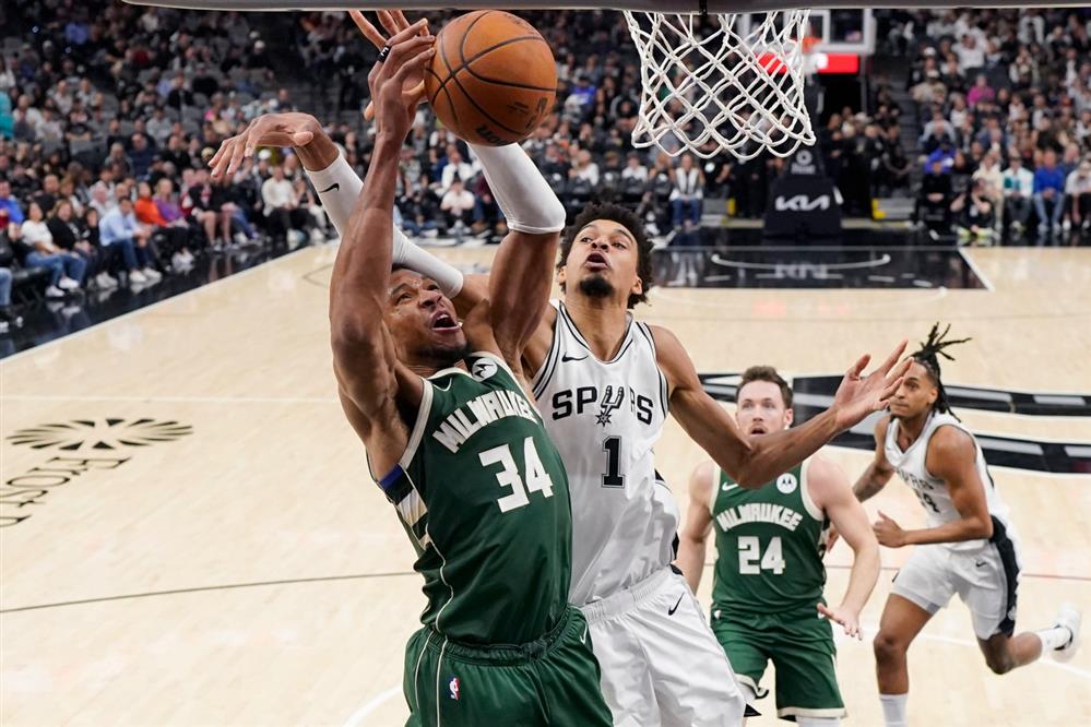 Αντετοκούνμπο - Μπακς - Σπερς Αντετοκούνμπο - Μπακς - Σπερς