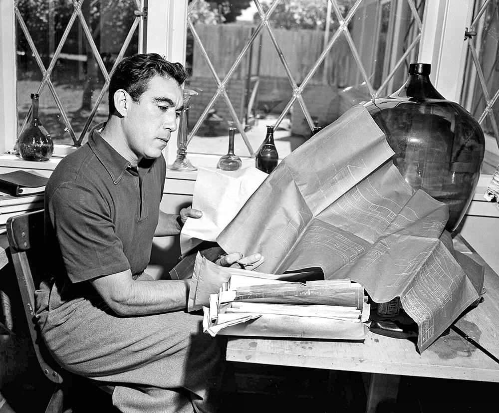 AP - Άντονι Κουίν