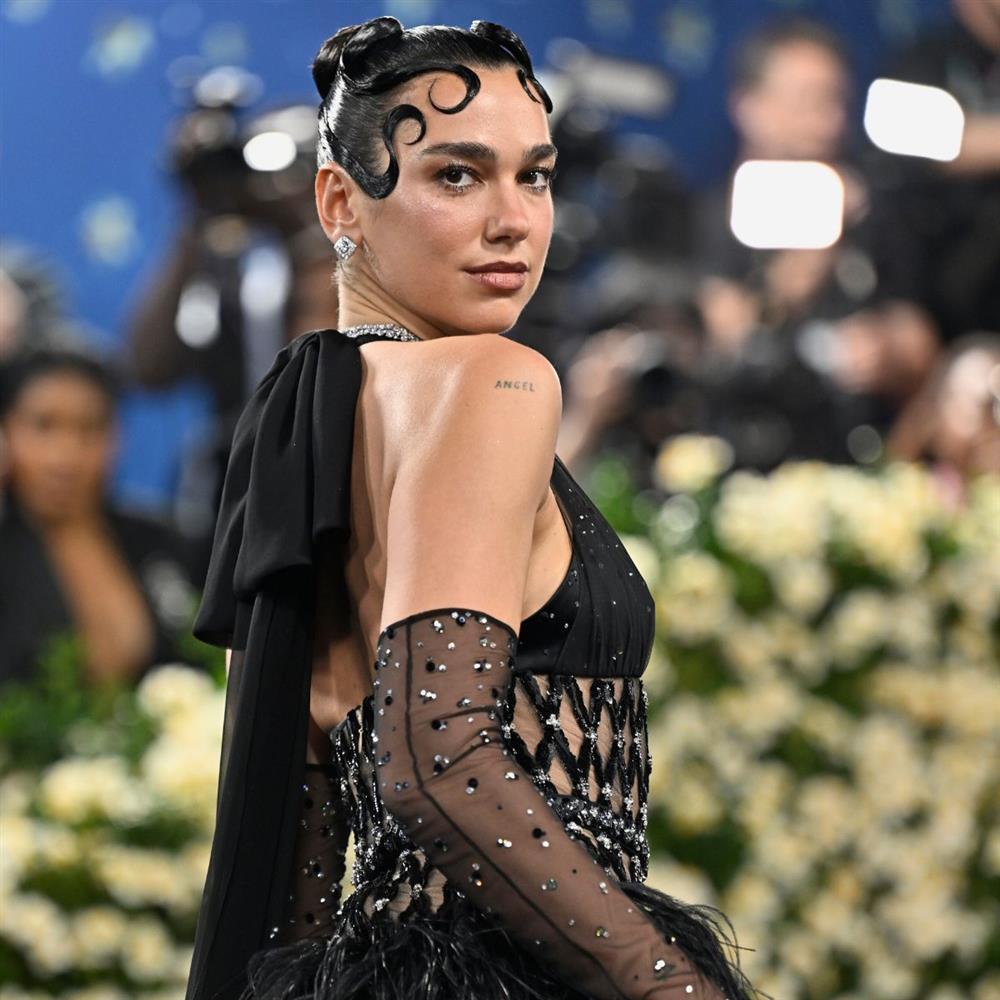 Ντούα Λίπα: Επιβεβαίωσε τον αρραβώνα της με τον Κάλουμ Τέρνερ