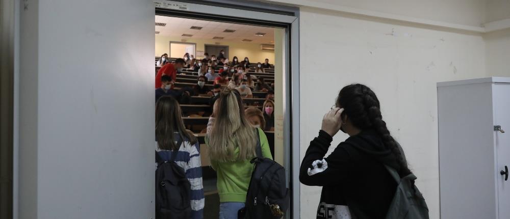 Πανεπιστήμια - αμφιθέατρο - φοιτητές Πανεπιστήμια - αμφιθέατρο - φοιτητές