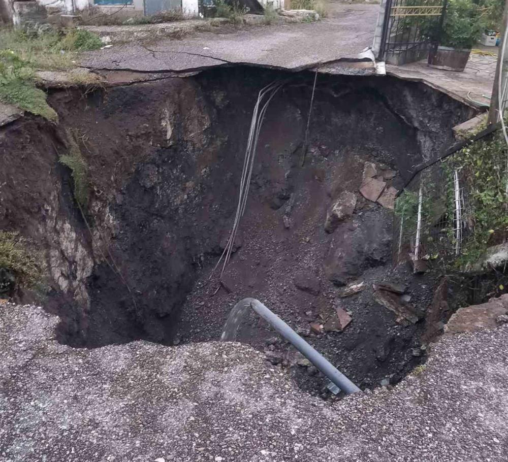 Αιτωλοακαρνανια - καθιζηση - κρατηρας