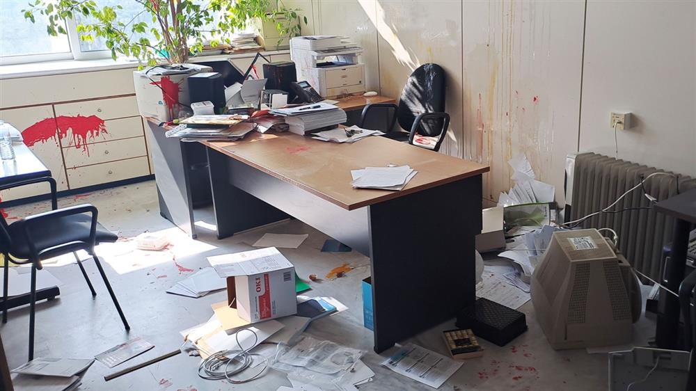 ΕΚΠΑ - Κουκουλοφόροι - καθηγητής Νοτάρης ΕΚΠΑ - Κουκουλοφόροι - καθηγητής Νοτάρης