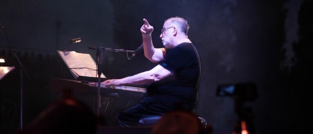 Θάνος Μικρούτσικος