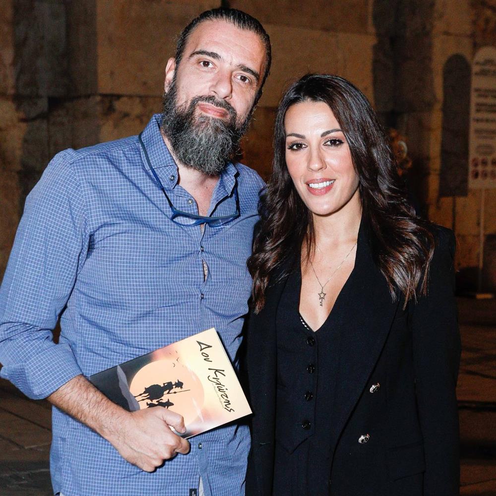 Σωτήρης Τσαφούλιας: Στη θεατρική πρεμιέρα της συντρόφου του και ηθοποιού, Άννας Μενενάκου (Φωτογραφία)