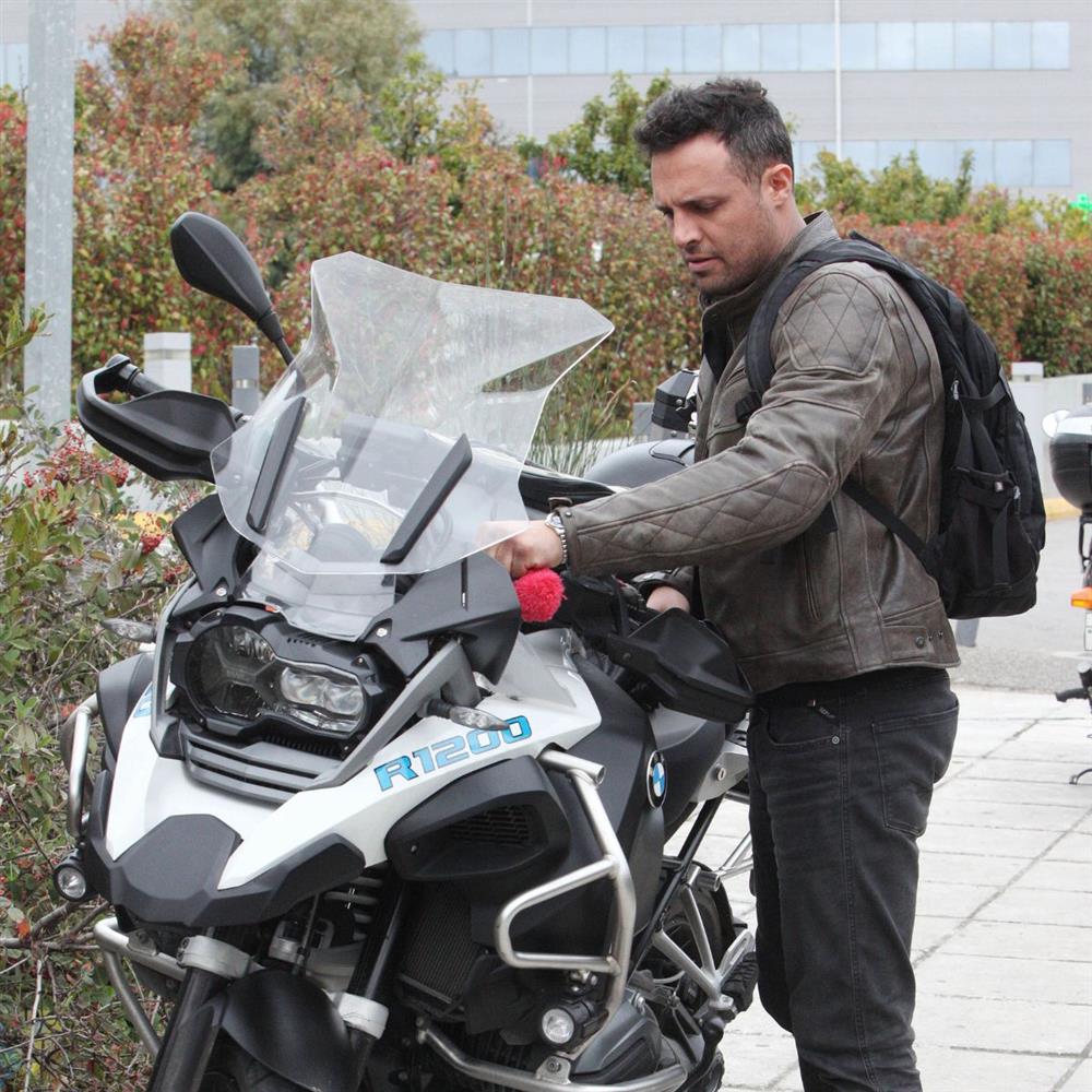 Σάββας Πούμπουρας: Οι φωτογραφίες που δημοσίευσε μετά το τροχαίο ατύχημα με την μηχανή του