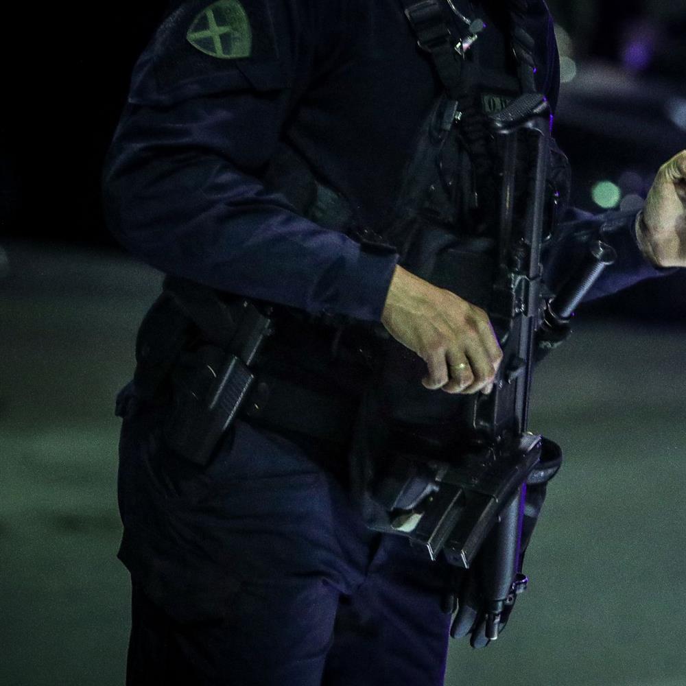 Βόλος: Συνελήφθη τραγουδιστής -  Πάρκαρε παράνομα και έβρισε αστυνομικούς