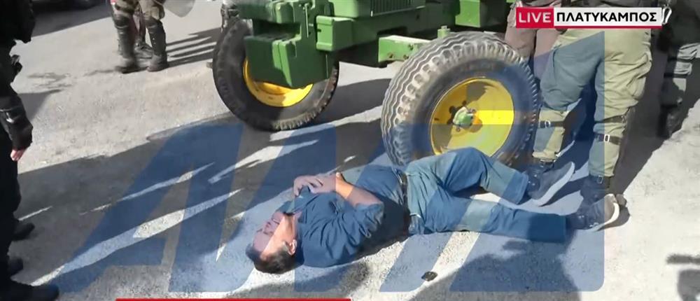 Αγρότες: Προσαγωγές και καπνογόνα στην παλιά Εθνική οδό Λάρισας - Βόλου