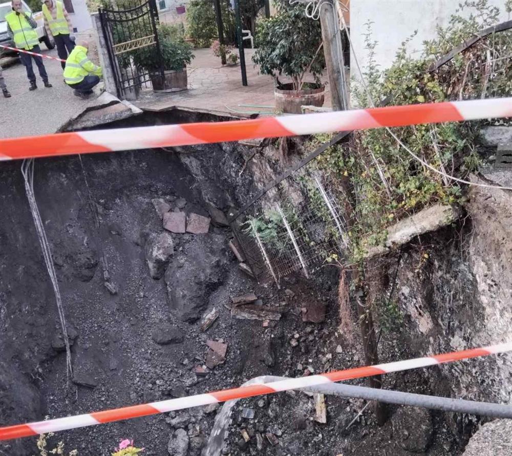 Αιτωλοακαρνανια - καθιζηση - κρατηρας