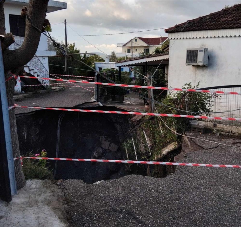 Αιτωλοακαρνανια - καθιζηση - κρατηρας