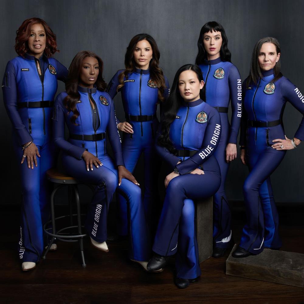 Blue Origin: Το πρώτο βίντεο από το εσωτερικό της κάψουλας μετά την ιστορική πτήση των έξι γυναικών στο διάστημα