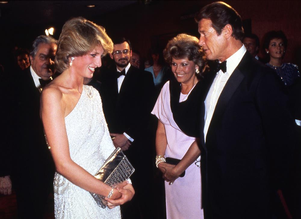 AP - Ρότζερ Μουρ AP - Ρότζερ Μουρ