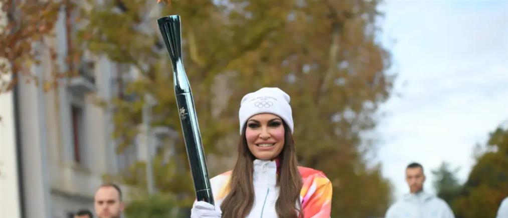 H Κίμπερλι Γκίλφοϊλ έτρεξε στη Διονυσίου Αρεοπαγίτου με τη Φλόγα των Χειμερινών Ολυμπιακών Αγώνων (εικόνες)