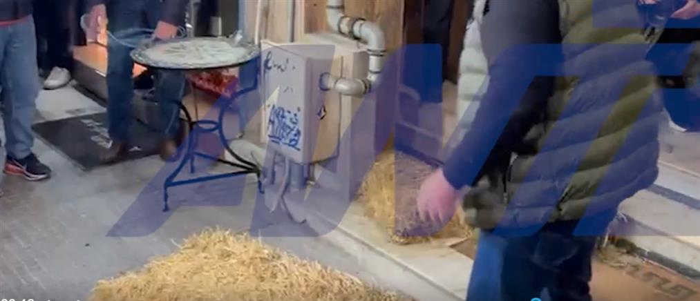 Διαμαρτυρία αγροτών έξω από τα γραφεία βουλευτών της ΝΔ στη Λάρισα - Έριξαν άχυρα στην είσοδο