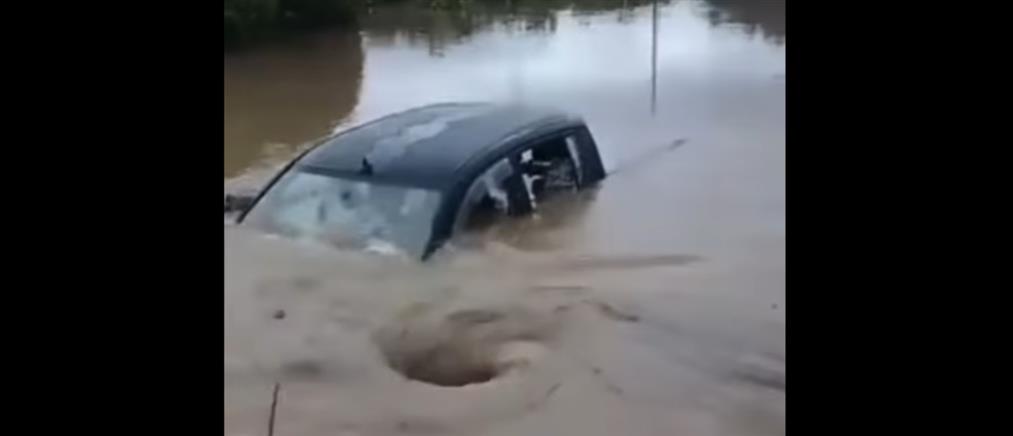 Λακωνία – Κακοκαιρία: Η ΕΜΑΚ διέσωσε οικογένεια από αυτοκίνητο σε πλημμυρισμένο δρόμο (βίντεο)