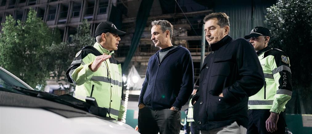 Επίσκεψη Μητσοτάκη σε μπλόκο της Τροχαίας στη Σταδίου - "Εδώ στην κυριολεξία σώζουμε ζωές" (εικόνες)