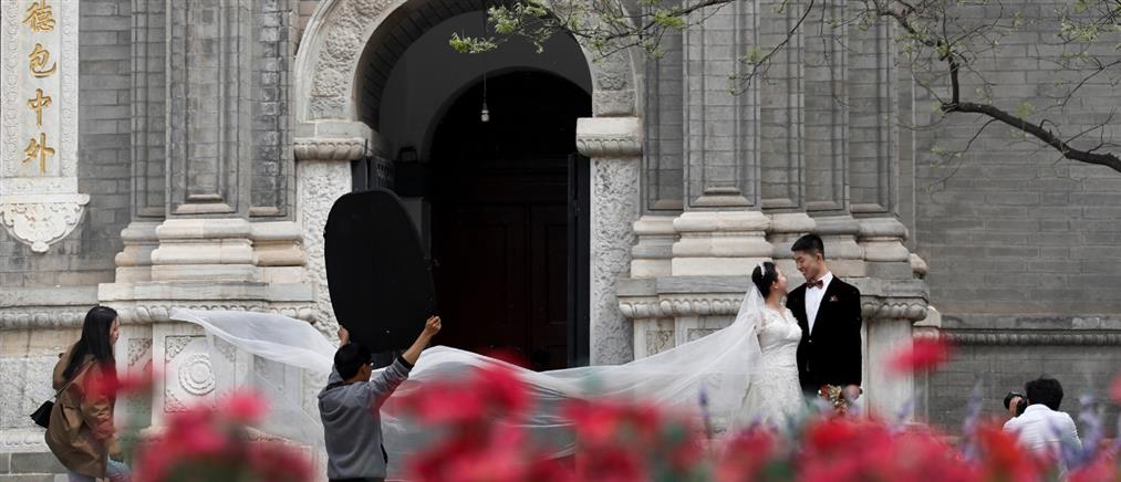 Κίνα: Καταναλωτικά κουπόνια για νεόνυμφους με στόχο την αύξηση των γάμων