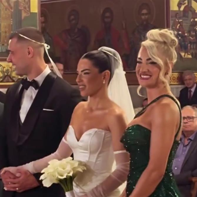 Ιωάννα Τούνη: Με τον σύντροφό της στον γάμο της κολλητής της, Στέλλας Πάσσαρη (φωτογραφία)
