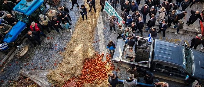 Καβάλα: Αγρότες και κτηνοτρόφοι απέκλεισαν την είσοδο του Διοικητηρίου και πέταξαν αγροτικά προϊόντα