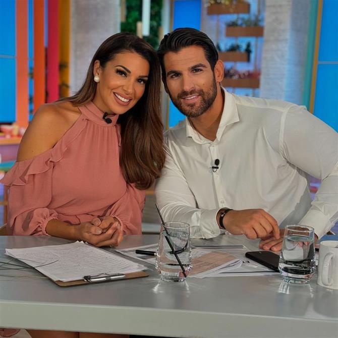 Ελένη Χατζίδου & Ετεοκλής Παύλου: Στο σχολείο της κόρης τους για τη χριστουγεννιάτικη γιορτή (Φωτογραφίες)