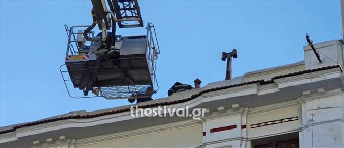 Θεσσαλονίκη: Πτώση άνδρα που πραγματοποιούσε εργασίες σε σκεπή - Μεγάλη επιχείρηση απεγκλωβισμού (βίντεο)