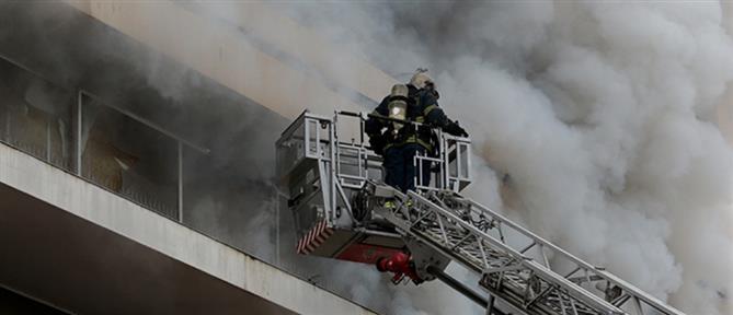 Ένας απανθρακωμένος και 3 απεγκλωβισμοί από φωτιά σε σπίτια