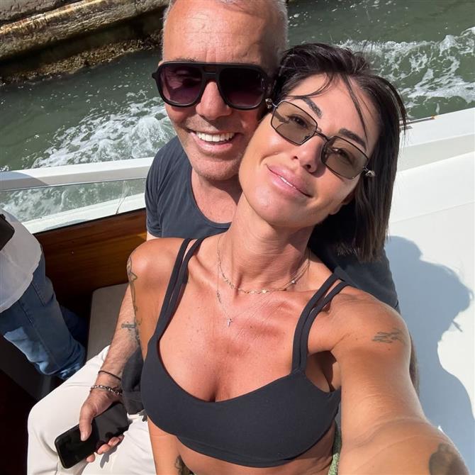 Στέλιος Ρόκκος - Λελέ Γκόφα: Το λαμπερό πάρτι για τα 15 χρόνια σχέσης τους & η εντυπωσιακή τούρτα