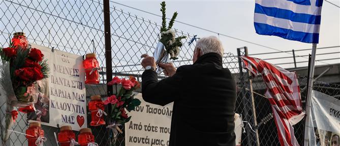 Τέμπη: Λουλούδια στο σημείο της τραγωδίας άφησαν συγγενείς των θυμάτων (εικόνες)