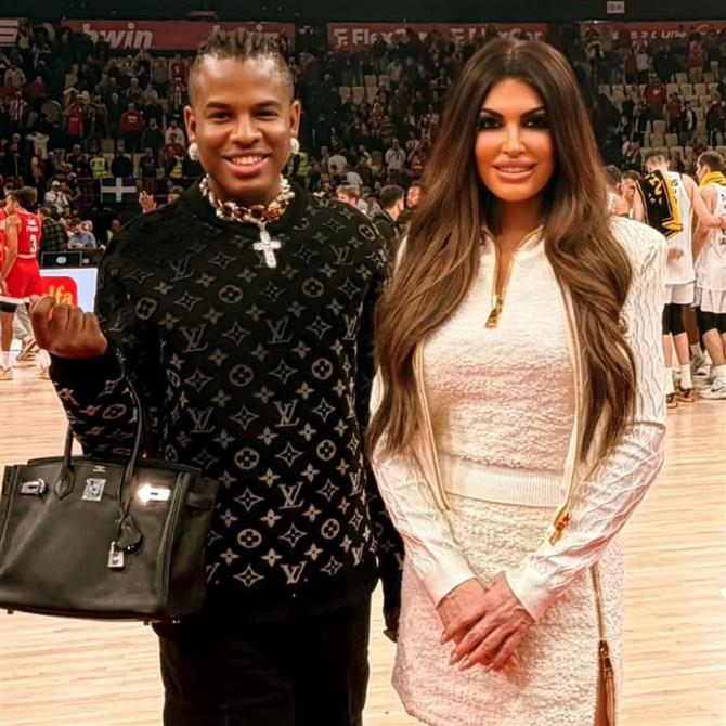 Fancy James: "Περιμένω τον καλύτερο Έλληνα άνδρα να με φλερτάρει", εξομολογείται ο στιλίστας της Κίμπερλι Γκίλφοϊλ