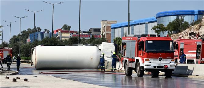 Σχιστό - Ανατροπή βυτιοφόρου: Μποτιλιάρισμα στους δρόμους και εκκένωση δομής (εικόνες)