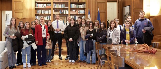 Βόλος - Μητσοτάκης σε τηλεδιάσκεψη με μαθητές: Τον ελεύθερο χρόνο σας να τον αξιοποιείτε παραγωγικά