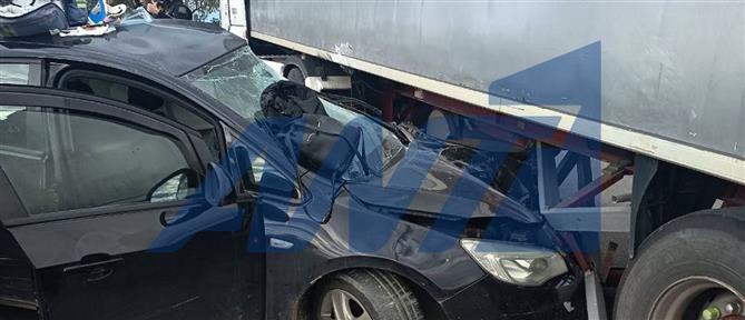 Τροχαίο στην Πάτρα: ΙΧ σφηνώθηκε σε νταλίκα - Τραυματίστηκε η έγκυος οδηγός