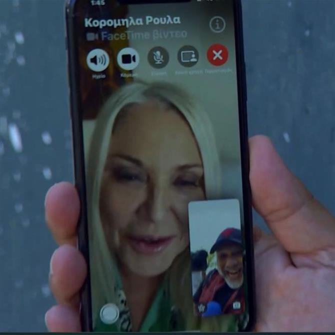 The Roadshow: Ο Γρηγόρης Αρναούτογλου πήγε στο πατρικό της Ρούλας Κορομηλά, την κάλεσε με βίντεο-κλήση και εκείνη συγκινήθηκε
