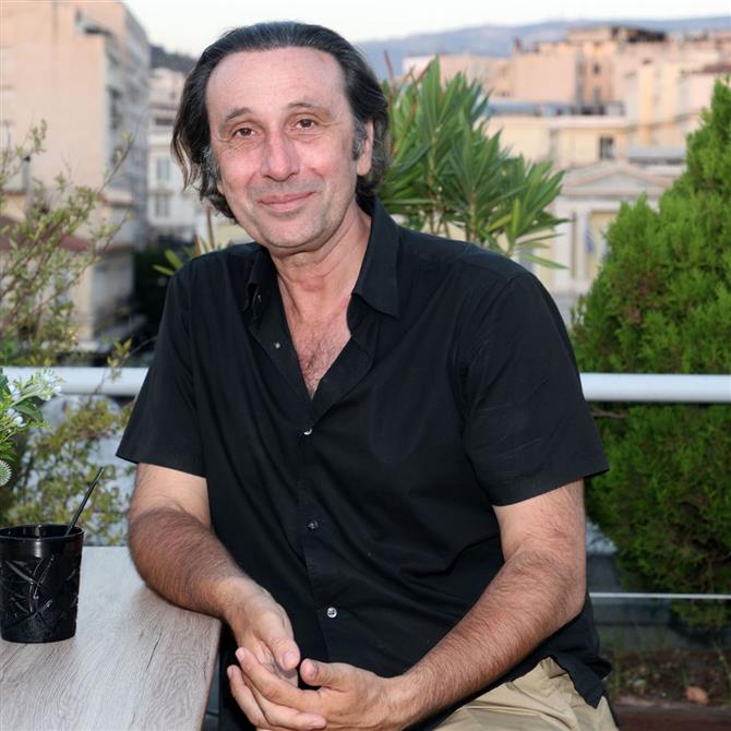 Συγκλονίζει ο Ρένος Χαραλαμπίδης: "Όταν σήκωνα τον πατέρα μου από το καροτσάκι..."