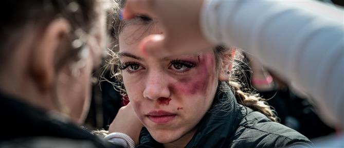 Βία ανηλίκων - Θεσσαλονίκη: 15χρονη ξυλοκόπησε συνομήλική της έξω από το σχολείο
