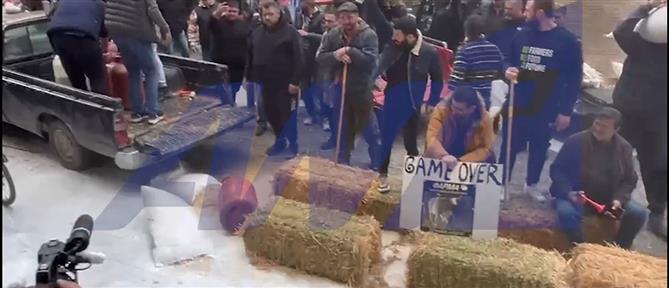 Λάρισα: Διαμαρτυρία κτηνοτρόφων στο κέντρο της πόλης - Έριξαν στο δρόμο γάλατα (εικόνες)
