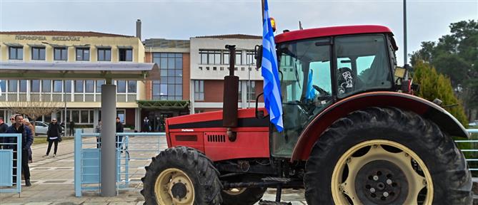 Αγρότες - Περιφέρεια Θεσσαλίας: Η διαμαρτυρία, οι αποζημιώσεις και τα έργα στον κάμπο (εικόνες)