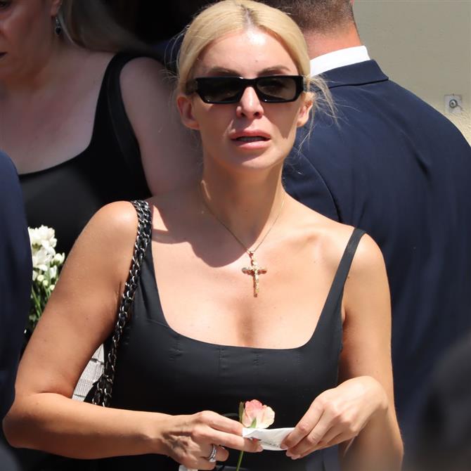 Κηδεία Αλεξάνδρας Νικολαΐδου: Συντετριμμένη η Κατερίνα Καινούργιου - Στο τελευταίο "αντίο" με τον Παναγιώτη Κουτσουμπή