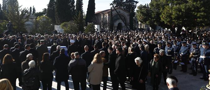 Κηδεία Κώστα Σημίτη: Η εξόδιος ακολουθία, η πομπή και η ταφή στο Α' Νεκροταφείο (live blog)