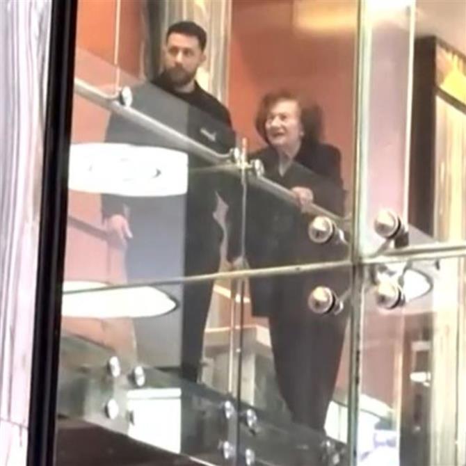 Στράτος Διονυσίου: Η σπάνια εμφάνιση της συζύγου του - Η στιγμή που Στέλιος και Άγγελος γονατίζουν συγκινημένοι μπροστά της 
