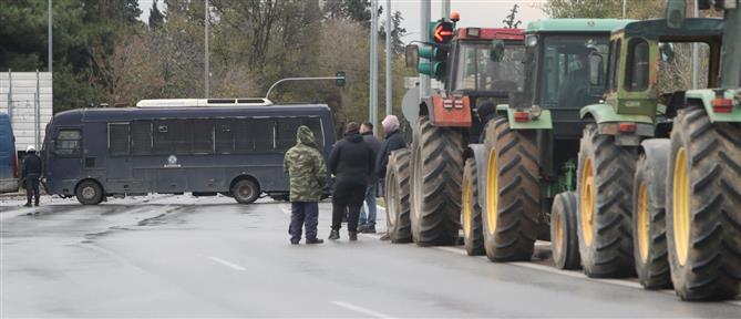 Θεσσαλονίκη - Μπλόκα αγροτών: Ασθενοφόρο δεν μπόρεσε να περάσει λόγω του φραγμού από τις κλούβες των ΜΑΤ