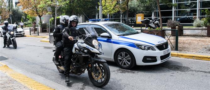 Λάρισα: Μέθυσε και έβγαλε τα ρούχα του στην πλατεία! (βίντεο)