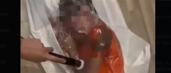 Influencer έβαλε το παιδί της σε σακούλα και του ρουφούσε τον αέρα με σκούπα!