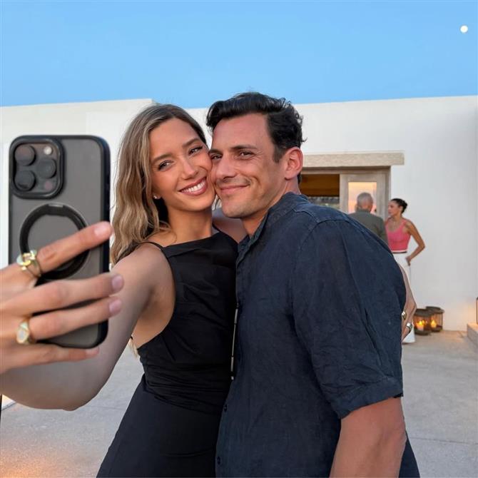 Γιολάντα Καλογεροπούλου - Σταύρος Σβήγκος: Το κοινό πάρτι για τα γενέθλιά τους και το τρυφερό φιλί που αντάλλαξαν (Βίντεο)