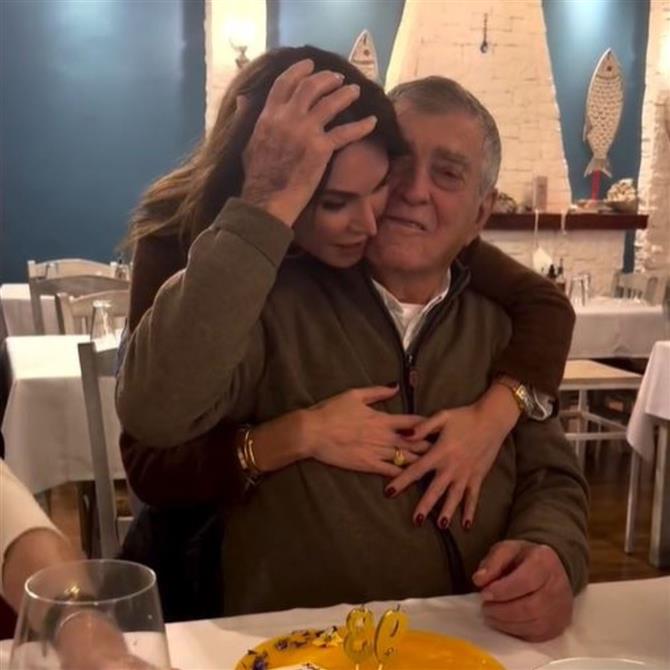 Τατιάνα Στεφανίδου: Γενέθλια για τον πατέρα της - Το βίντεο από την στιγμή που σβήνει την τούρτα του