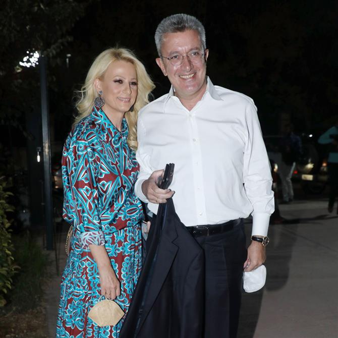 Νίκος Χατζηνικολάου: Η σπάνια φωτογραφία με τα παιδιά του - Φορούν όλοι μαύρα γυαλιά! "Φωτογράφος η μαμά μας"
