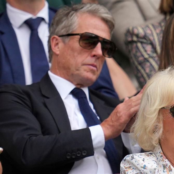 Απίστευτο στιγμιότυπο: Ο Χιου Γκραντ πήγε στο Γουίμπλεντον και τον πήρε ο ύπνος
