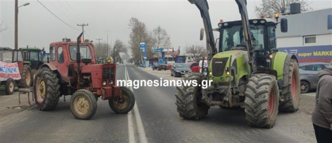 Στους δρόμους οι αγρότες της Μαγνησίας - Έκλεισαν την παλιά Εθνική στο Ριζόμυλο (εικόνες)